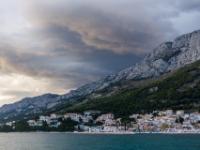Leicht verfärbte Abendwolken über den Bergen bei Baška Voda